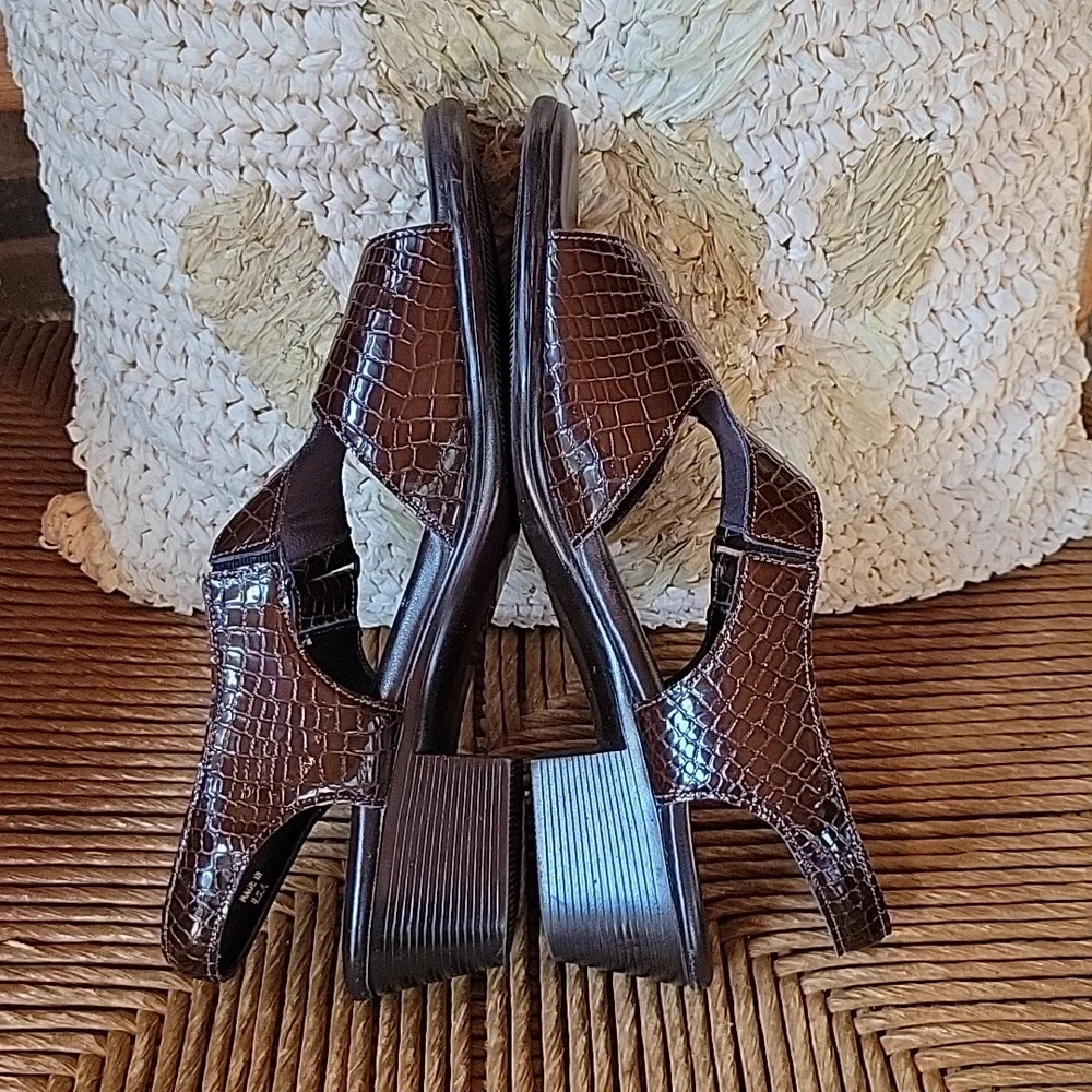 SAS Suntimer brown croc sandal, size 8.5N